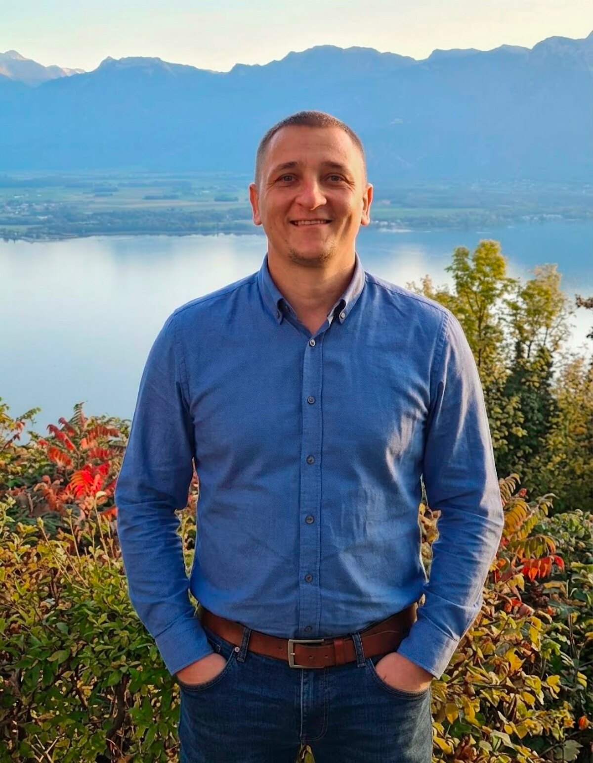 Artem Bormin, fondateur de Bormin Rénovation, devant le Lac Léman
