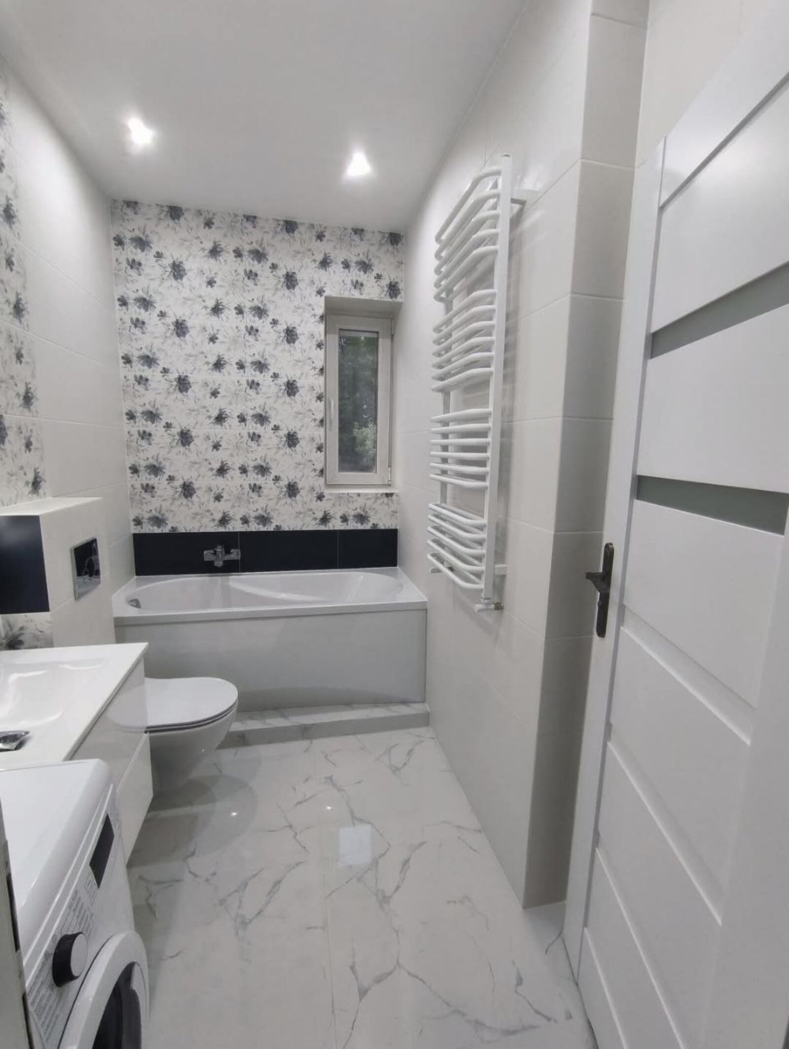 Salle de bain — marbre & motif floral — Carrelage & sanitaire, Suisse romande